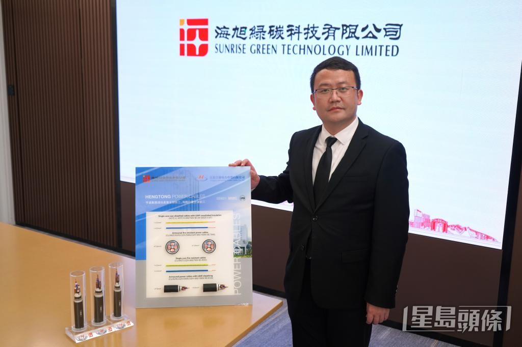 「海旭綠碳」負責人兼執行總經理孫鵬介紹「裝甲電纜」的防火和耐用性能高。