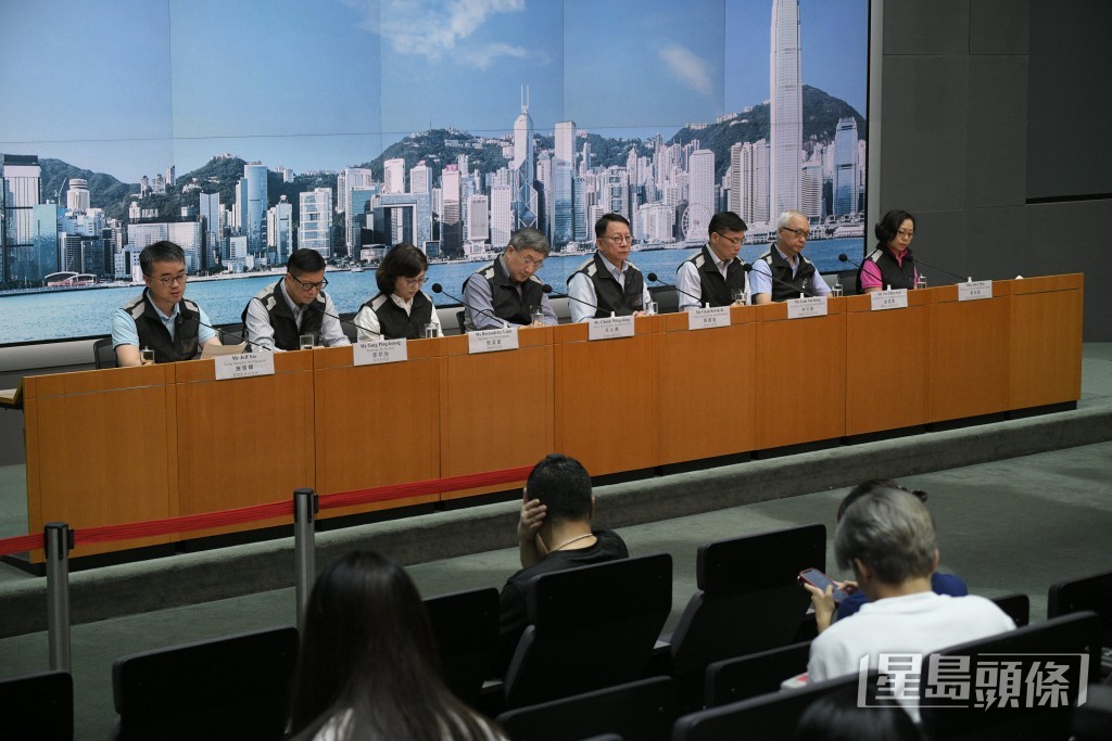 署理教育局局長施俊輝今日表示，截至下午4時，局方接獲117所學校的校園損毀報告，絕大部分學校可在明日復課。陳浩元攝