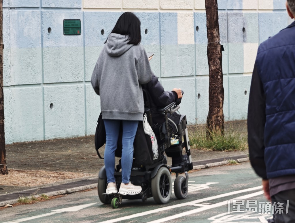 有一輛電動輪椅在將軍澳寶邑路、至善街一帶單車徑上行駛。