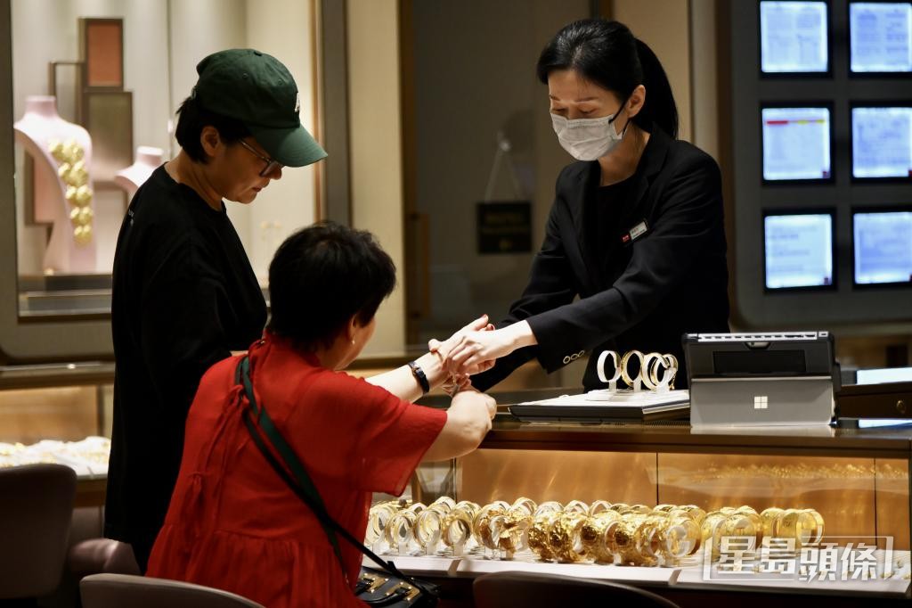 過去零售業吃團年飯大多分「頭尾輪」,現時酒樓早打烊會分兩日吃。 過去零售業吃團年飯大多分「頭尾輪」,現時酒樓早打烊會分兩日吃。