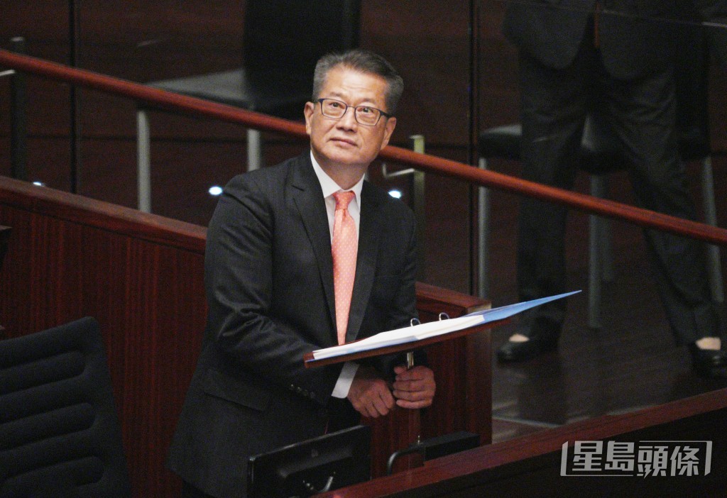 财政司司长陈茂波宣读新一份《财政预算案》。