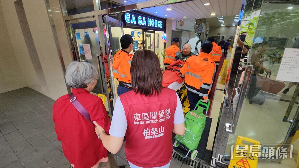 救護員將行動不便長者由老人院送返住所。黃文威攝 救護員將行動不便長者由老人院送返住所。黃文威攝