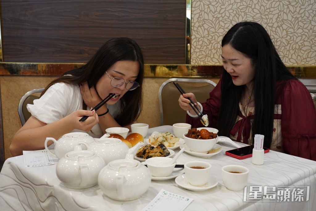 有市民今日到茶樓嘆茶。葉偉豪攝
