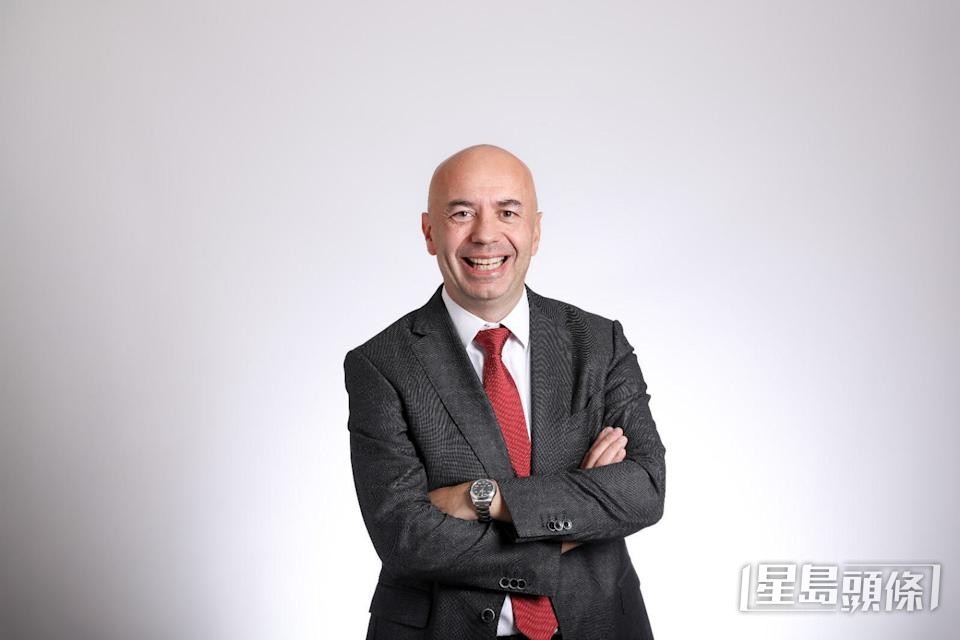 Ed现为屈臣氏集团欧洲健康与美容业务行政总裁，同时兼任集团国际商务总监，负责发展集团于比荷卢地区健康与美容业务。