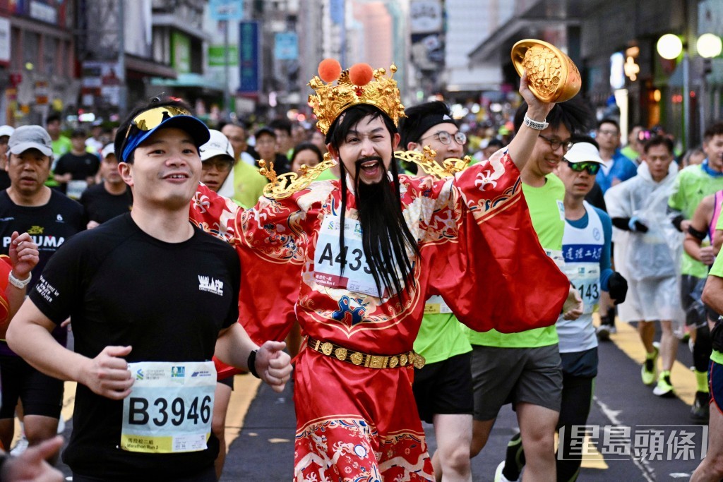 有人趁農曆新年，扮演「財神」並手持金元寶。蘇正謙攝