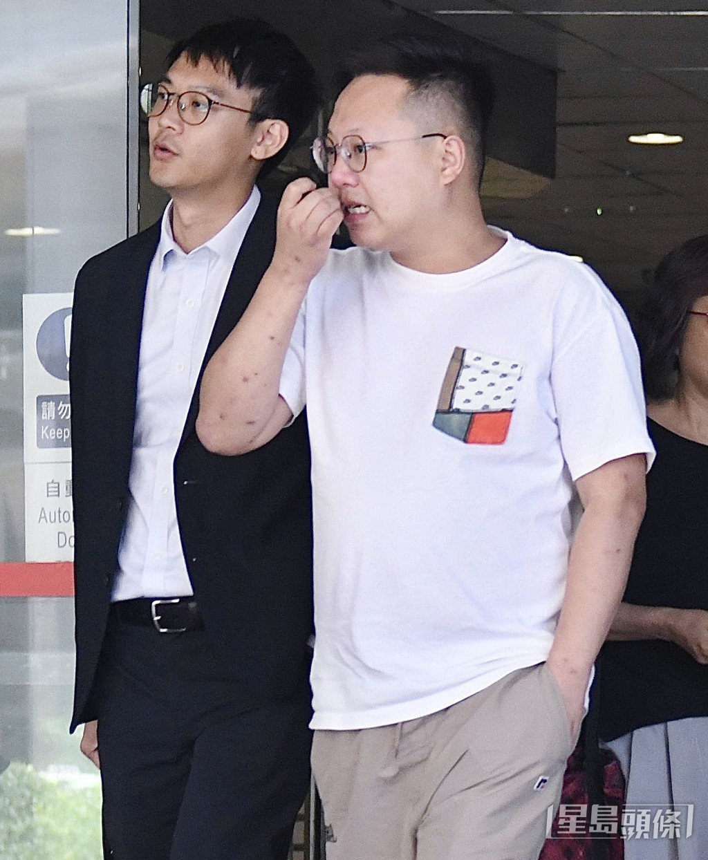 證人潘永傑（白衣）稱無授權任何人於保單上簽署。何君健攝