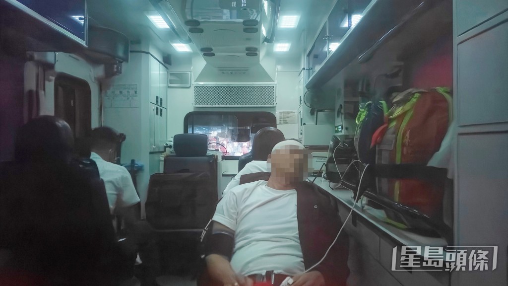 傷者由救護車將他送明愛醫院治理。 傷者由救護車將他送明愛醫院治理。