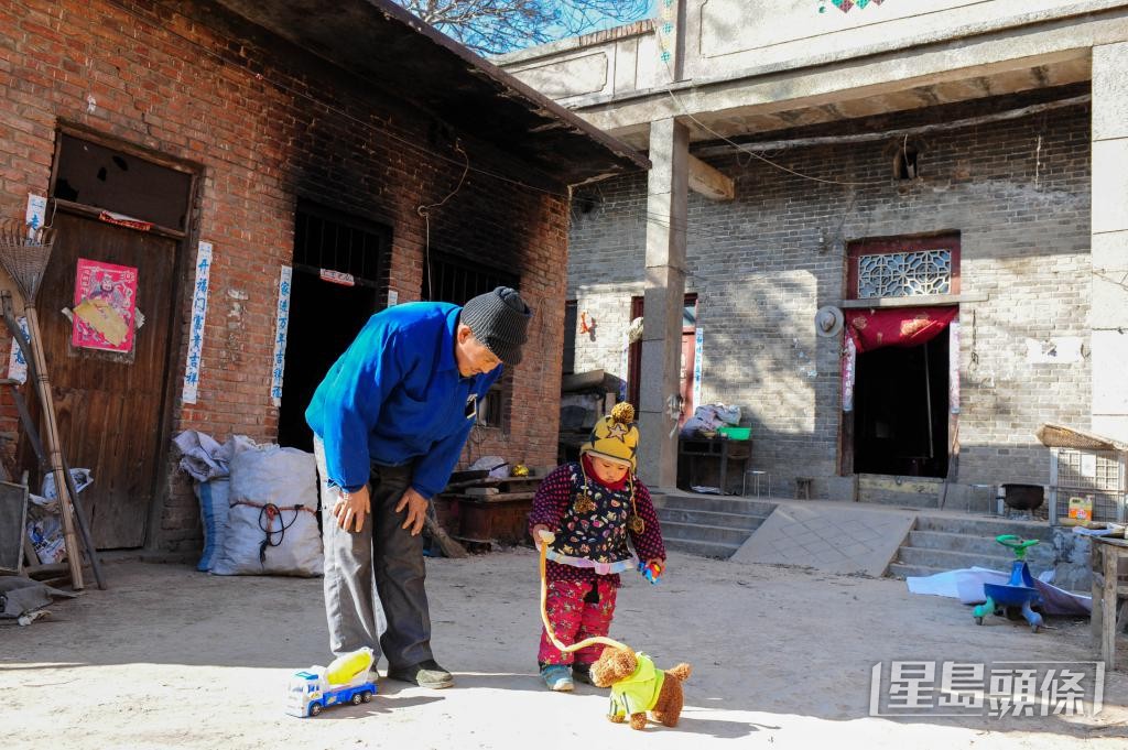 有內地農民意外收養了一個雙性嬰兒，一度欲賣腎籌錢為孩童醫病。