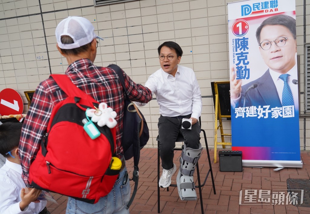 陳克勤與街坊互動。葉偉豪攝