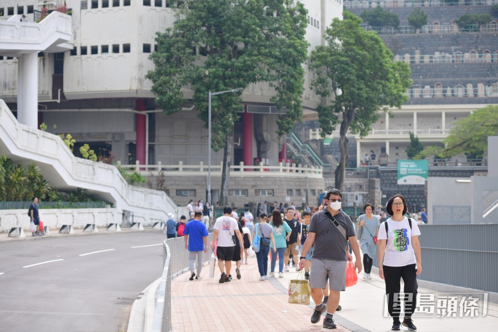 不少市民前來拜祭。歐樂年攝