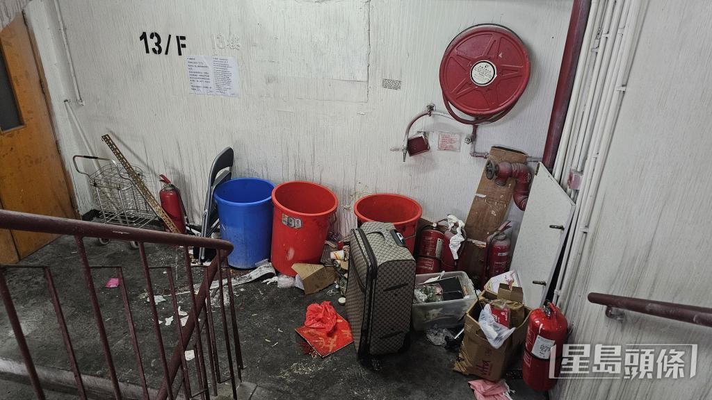 消防通道堆放雜物,是其中一項火警隱患。 消防通道堆放雜物,是其中一項火警隱患。