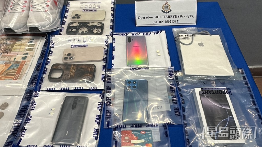 被捕人用偷來的信用卡購物。 被捕人用偷來的信用卡購物。