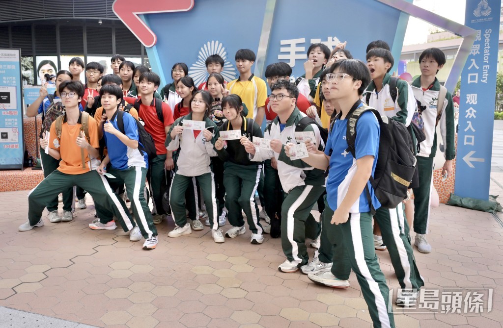 市民潘先生帶領一班學生前來支持港隊。 市民潘先生帶領一班學生前來支持港隊。