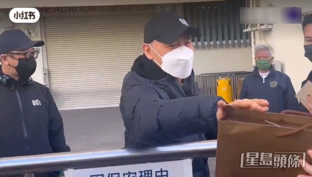 收下不少聖誕禮物及聖誕卡。 收下不少聖誕禮物及聖誕卡。