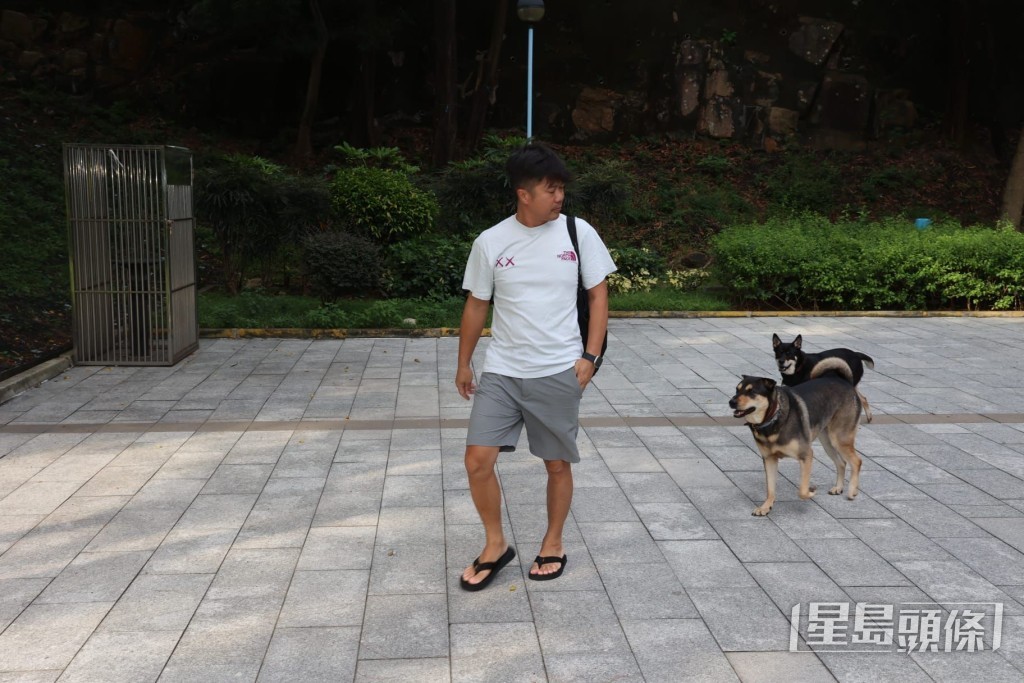 泥鯭一支公照顧愛犬。