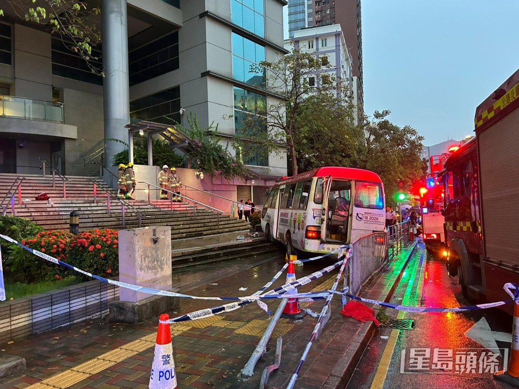 現場為九龍城裁判法院大樓外。曾志恆攝
