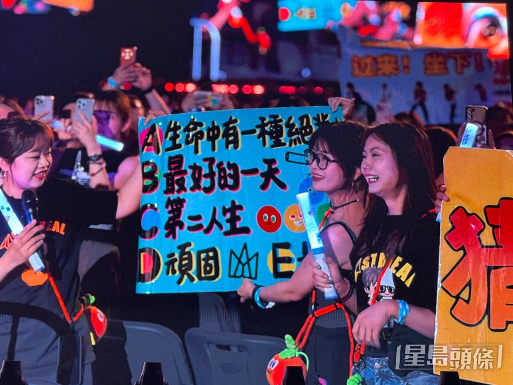 五月天演唱會的點唱環節,歌迷都在台下高舉點唱紙牌。 五月天演唱會的點唱環節,歌迷都在台下高舉點唱紙牌。