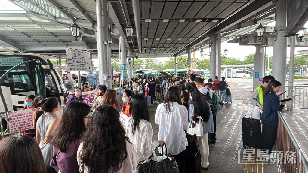 深圳灣口岸有訪港旅客排隊等候陪上旅遊巴。