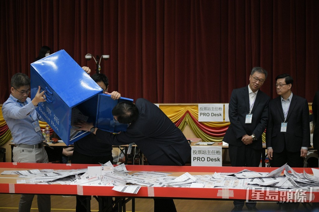 特首李家超到皇仁書院票站開票。陳浩元攝