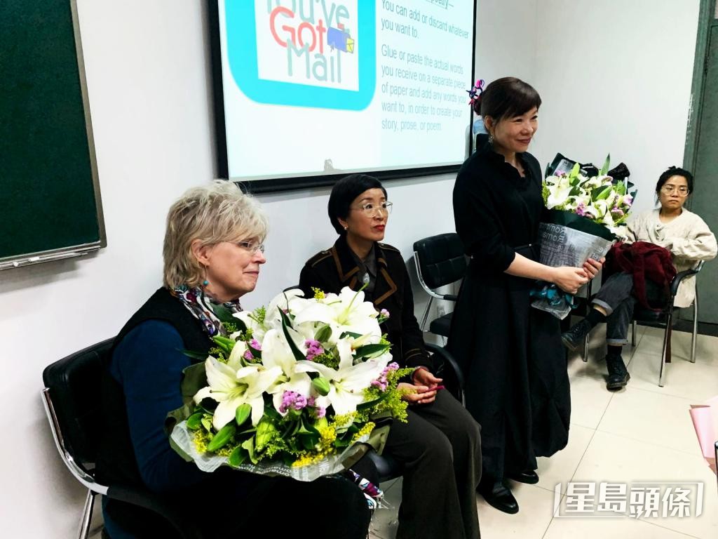 黃曉紅應邀到北京大學授課,其老師Cathy Malchiodi亦列席。 受訪者提供 黃曉紅應邀到北京大學授課,其老師Cathy Malchiodi亦列席。 受訪者提供