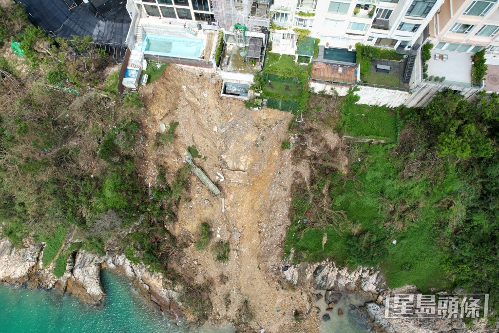 從高空拍攝,山泥傾瀉面積廣大。梁國峰攝 從高空拍攝,山泥傾瀉面積廣大。梁國峰攝