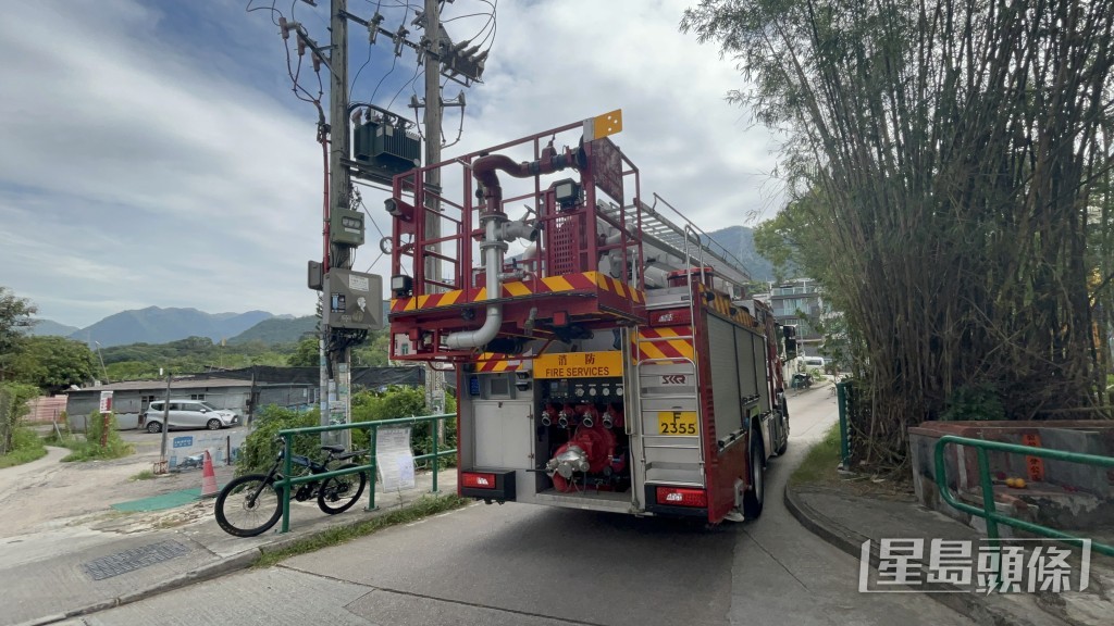 消防到場救熄火警。楊偉亨攝