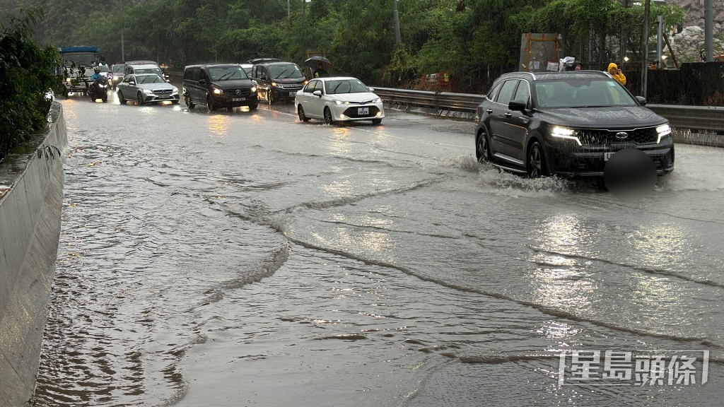 車輛涉水而行。 車輛涉水而行。