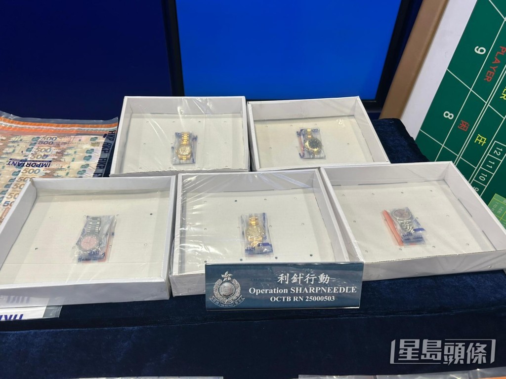 警方在集團主腦住宅單位內檢獲5隻總值約港幣120萬元名貴手錶，相信為犯罪得益。曾志恒攝