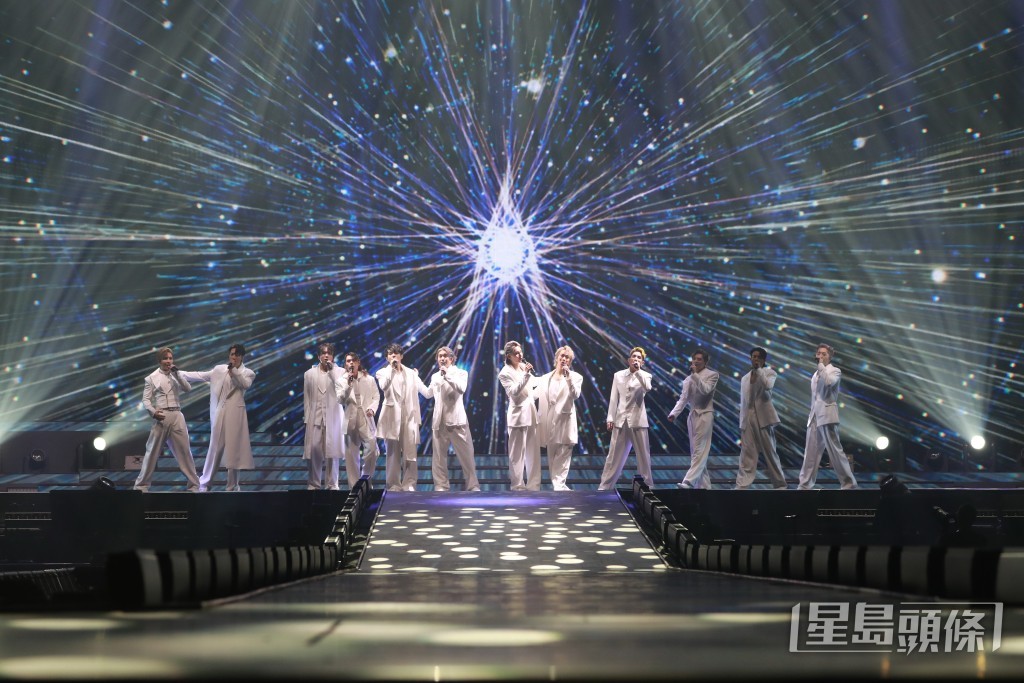 尾段，12子穿上白色西装合唱《人类群星闪耀时》和《WE ALL ARE》。