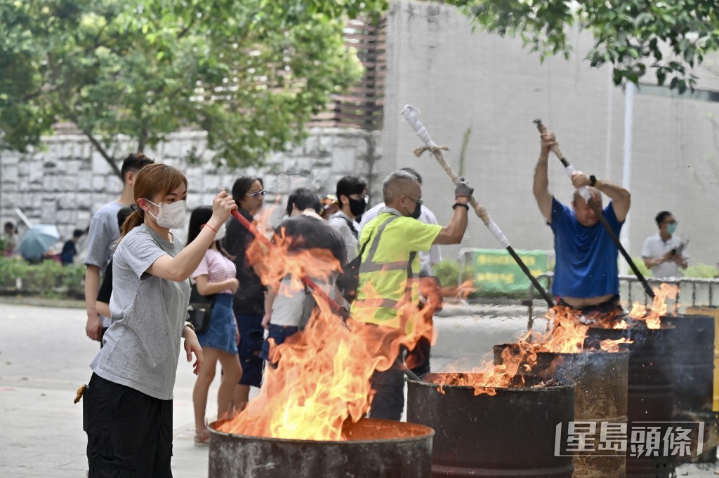 燃燒紙錢及紙紮祭品。鍾健華攝 燃燒紙錢及紙紮祭品。鍾健華攝