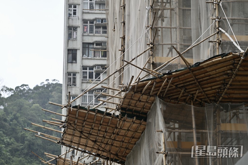 柴灣峰華邨正在拆除棚網。 柴灣峰華邨正在拆除棚網。