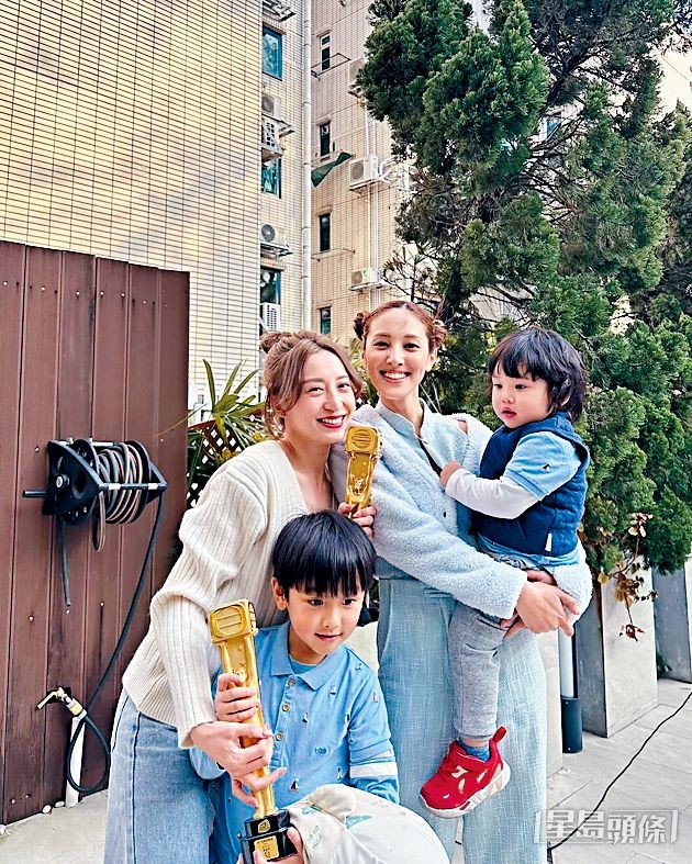 年初Katy成為「視后」，將喜悅跟老友陳凱琳及她的兒子開心Share。