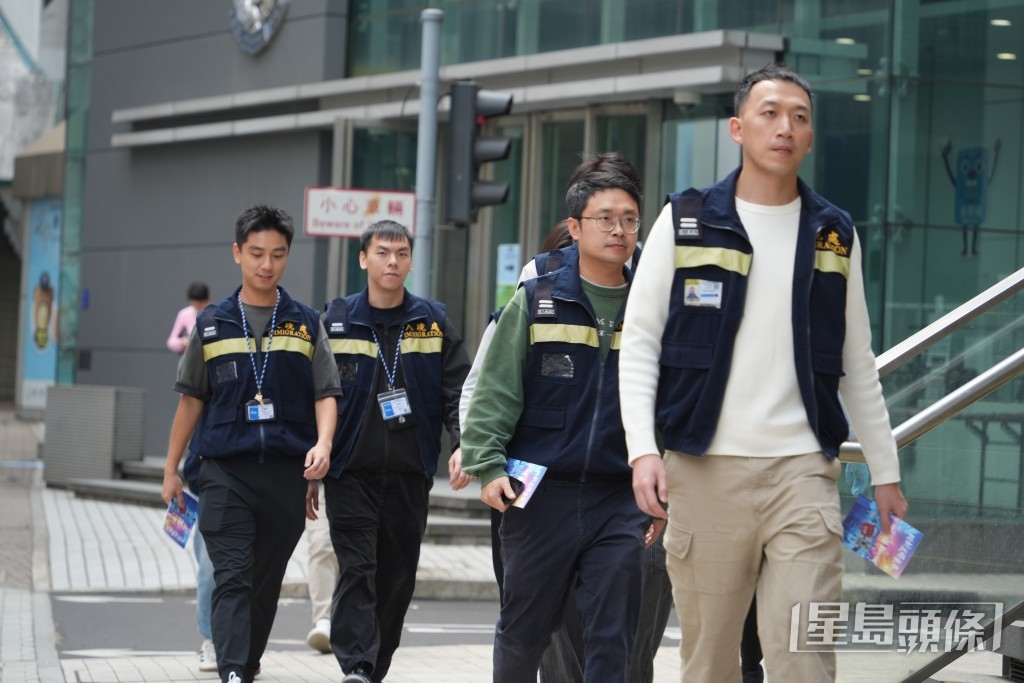 在灣仔警察總部的公務員專屬投票站,亦不時有穿着制服的公務員等入內投票。 在灣仔警察總部的公務員專屬投票站,亦不時有穿着制服的公務員等入內投票。