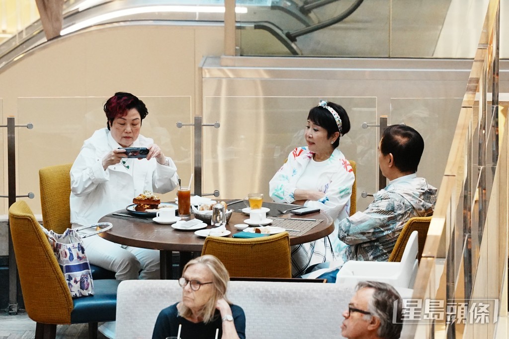 拉姑兩公婆有講有笑，「電燈膽」陳太就自顧自影美食。
