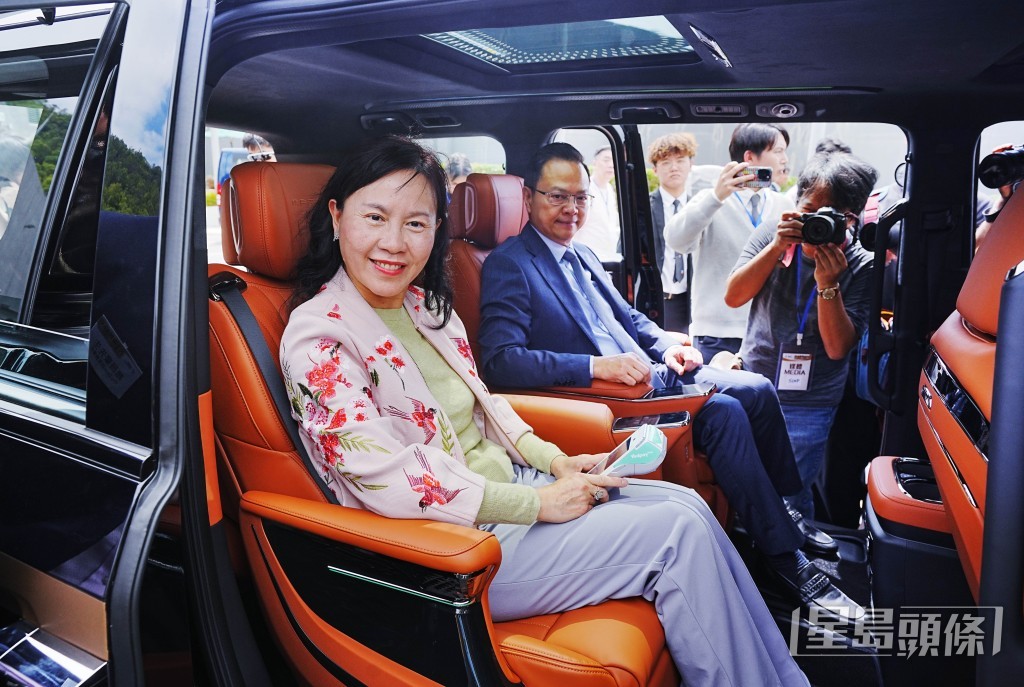 運輸及物流局局長陳美寶曾試乘Big Boss Taxi 豪華型黑色旗艦車。汪旭峰攝 運輸及物流局局長陳美寶曾試乘Big Boss Taxi 豪華型黑色旗艦車。汪旭峰攝