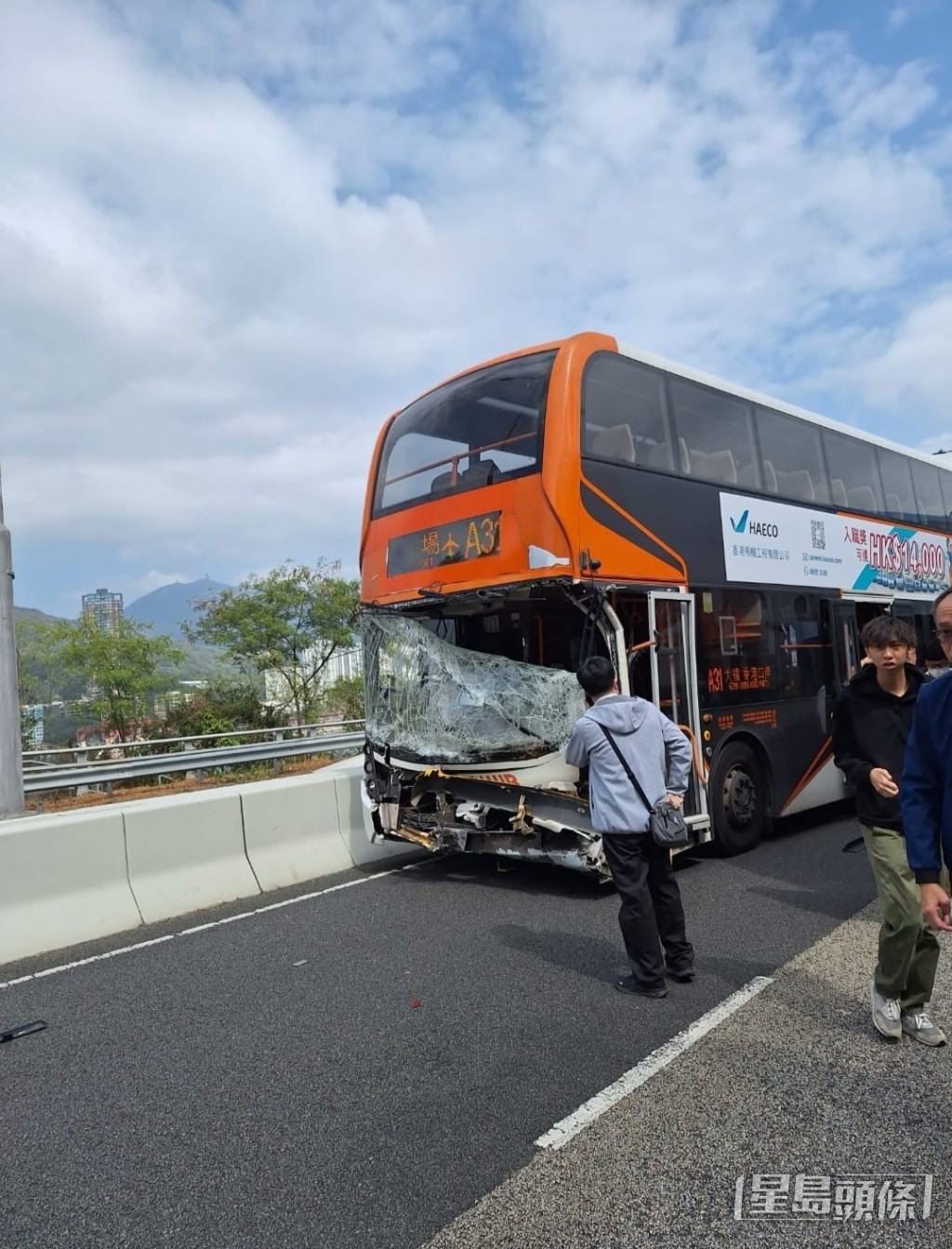 其中一部巴士車頭損毀,擋風玻璃幾甩脫。網上圖片 其中一部巴士車頭損毀,擋風玻璃幾甩脫。網上圖片
