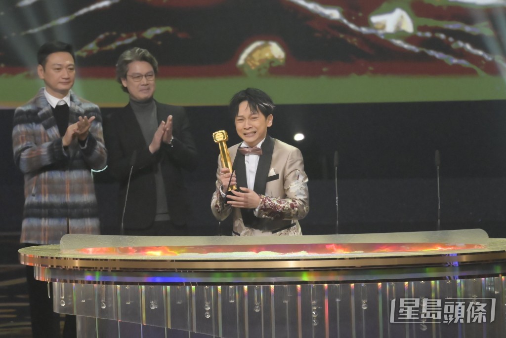 梁荣忠与陶大宇向邓智坚（右）颁发“最佳男配角”奖项。