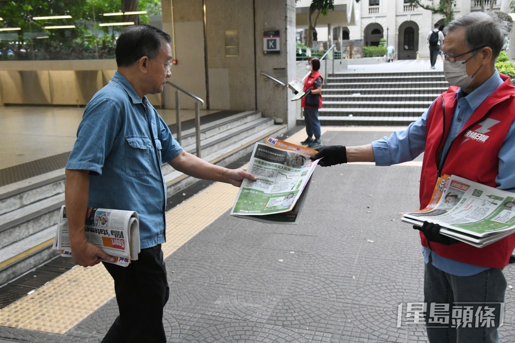 市民踴躍取閱附送《提紙》的免費報紙。何健勇攝