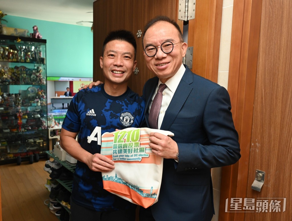 曾国衞（右）亲身呼吁投票。政制及内地事务局FB图片