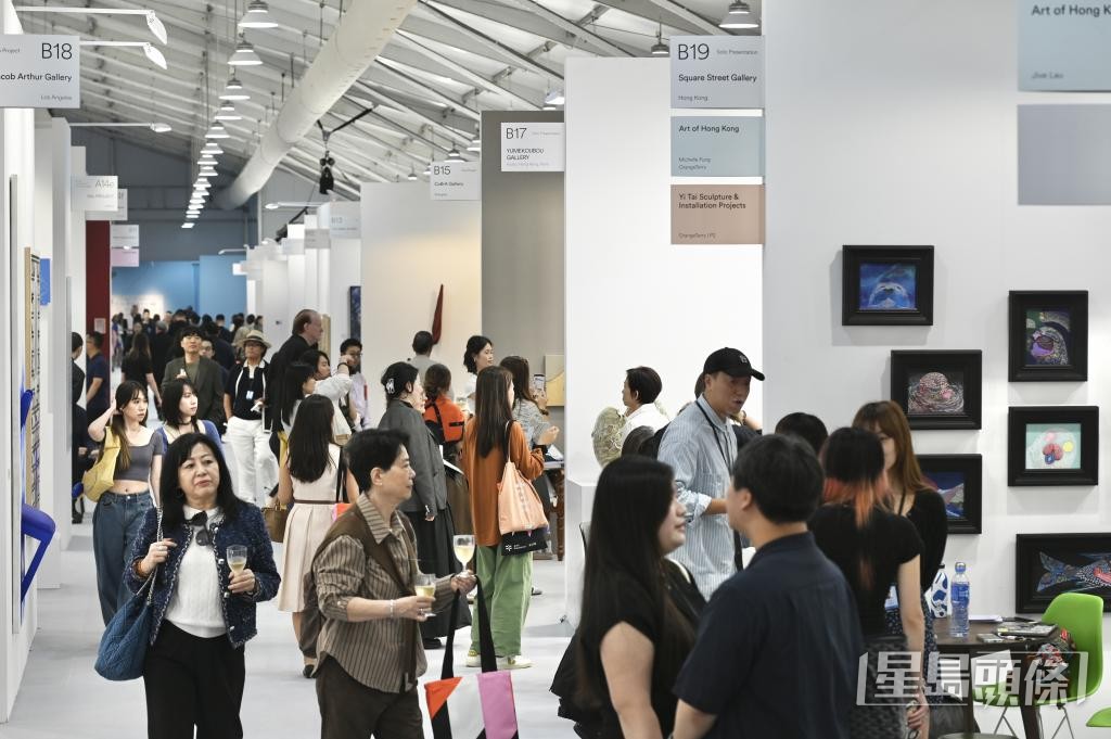 今屆藝術中環（Art Central）匯聚117間畫廊及逾500位來自香港、亞洲與世界各地的藝術家。 中新社