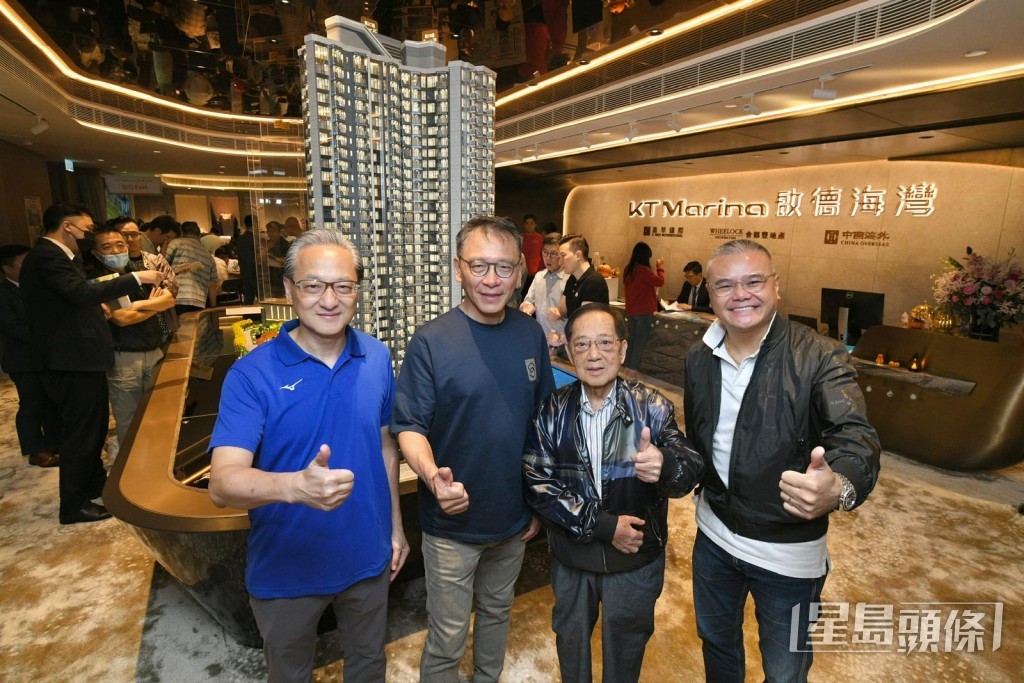 啟德海灣最快明原價加推。嘉華呂耀華(左二)、温偉明(右一),會德豐地產梁志堅(右二)、中國海外地產游偉光(左一)。 啟德海灣最快明原價加推。嘉華呂耀華(左二)、温偉明(右一),會德豐地產梁志堅(右二)、中國海外地產游偉光(左一)。