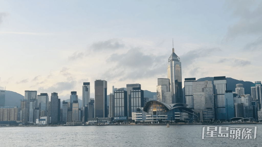 本港地区今日部分时间有阳光，有几阵骤雨。蔡楚辉摄