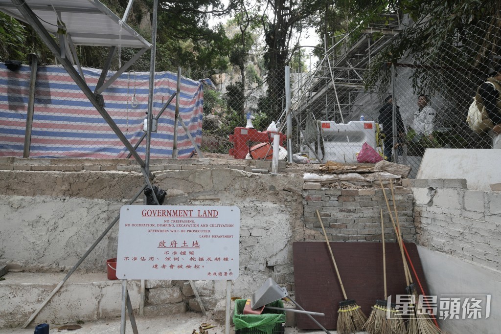 現場豎立了政府土地,不准擅闖的告示牌。 現場豎立了政府土地,不准擅闖的告示牌。