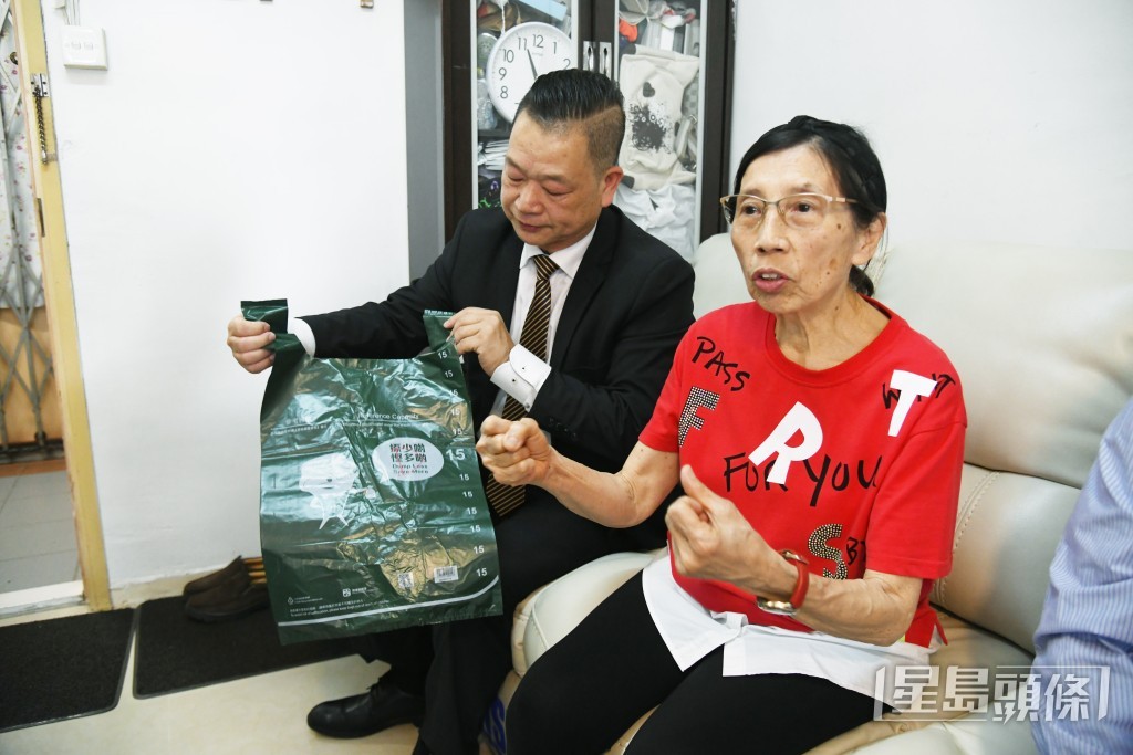荃灣區議員古揚邦（左）及荃灣滿樂大廈安寧樓住戶唐太（右）。何健勇攝