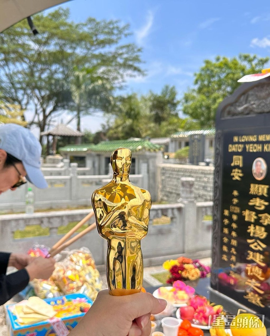 拎埋小金人去拜山。 拎埋小金人去拜山。
