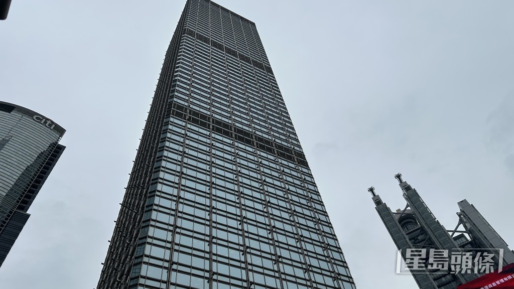 長江集團中心遭淋紅油。 長江集團中心遭淋紅油。