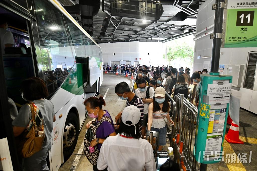 疫下港人无法外游，长假期有大批市民候车进入大澳。
