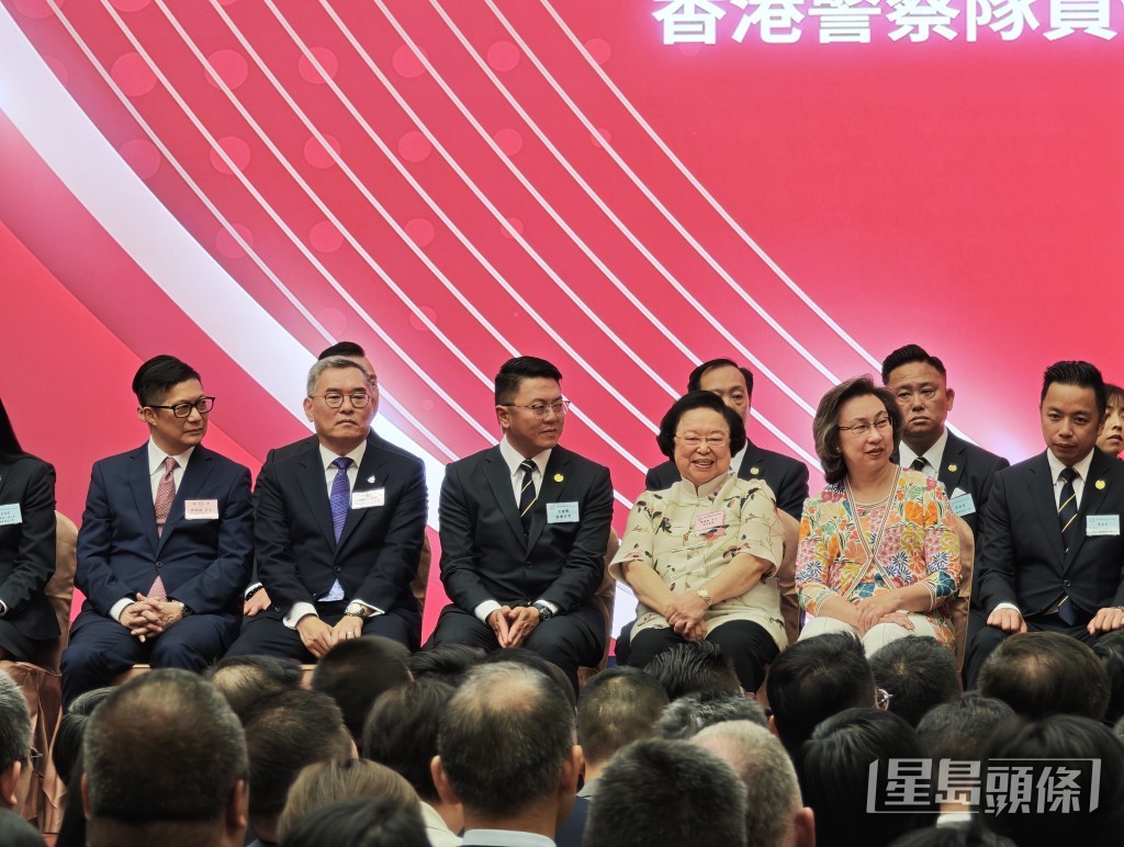 創會會長譚惠珠（右三）、保安局局長鄧炳強（左一）、公務員事務局局長楊何蓓茵（右二）、署理警務處處長簡啟恩（左二）亦有出席。