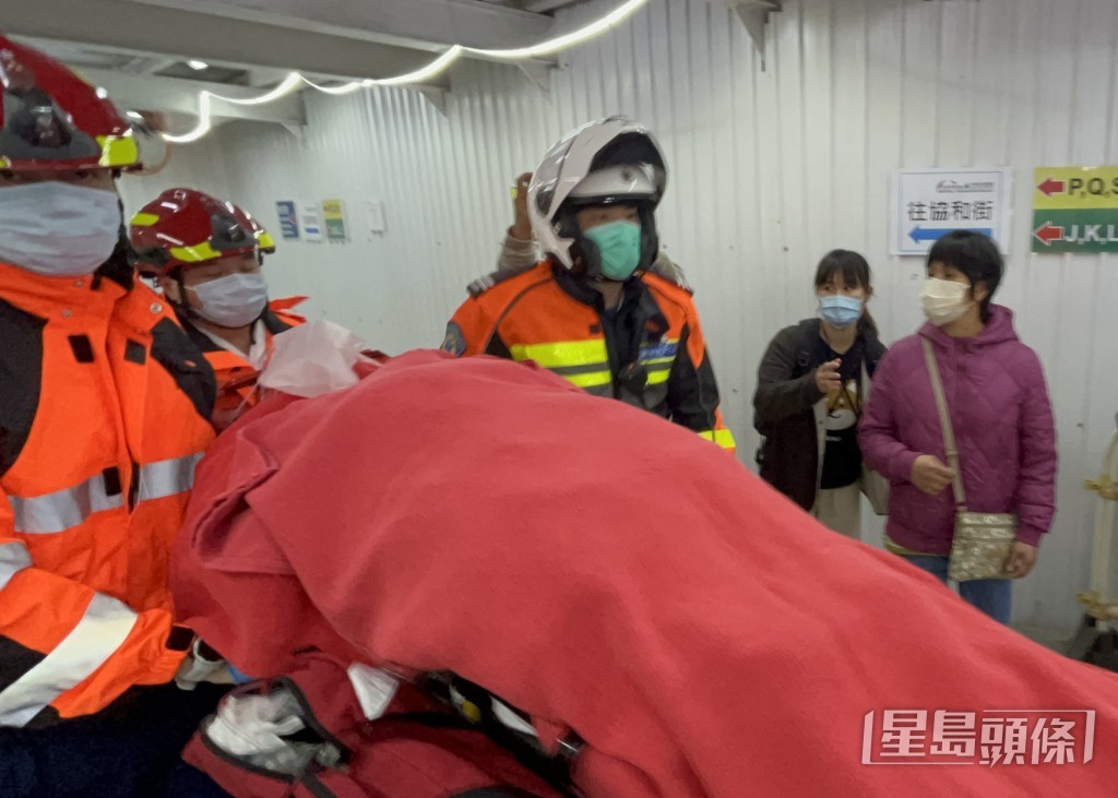 垃圾車跟車工人獲救後送院，其母親在醫院守候兒子（粉紅衣）。林思明攝