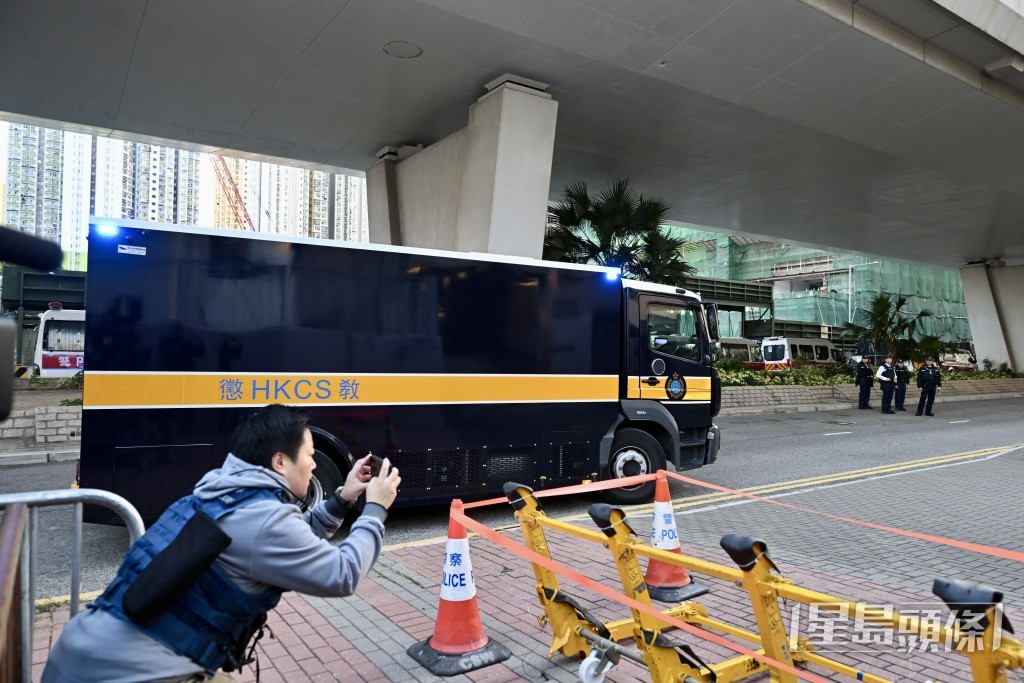 黎智英由囚車押送至法院。 黎智英由囚車押送至法院。
